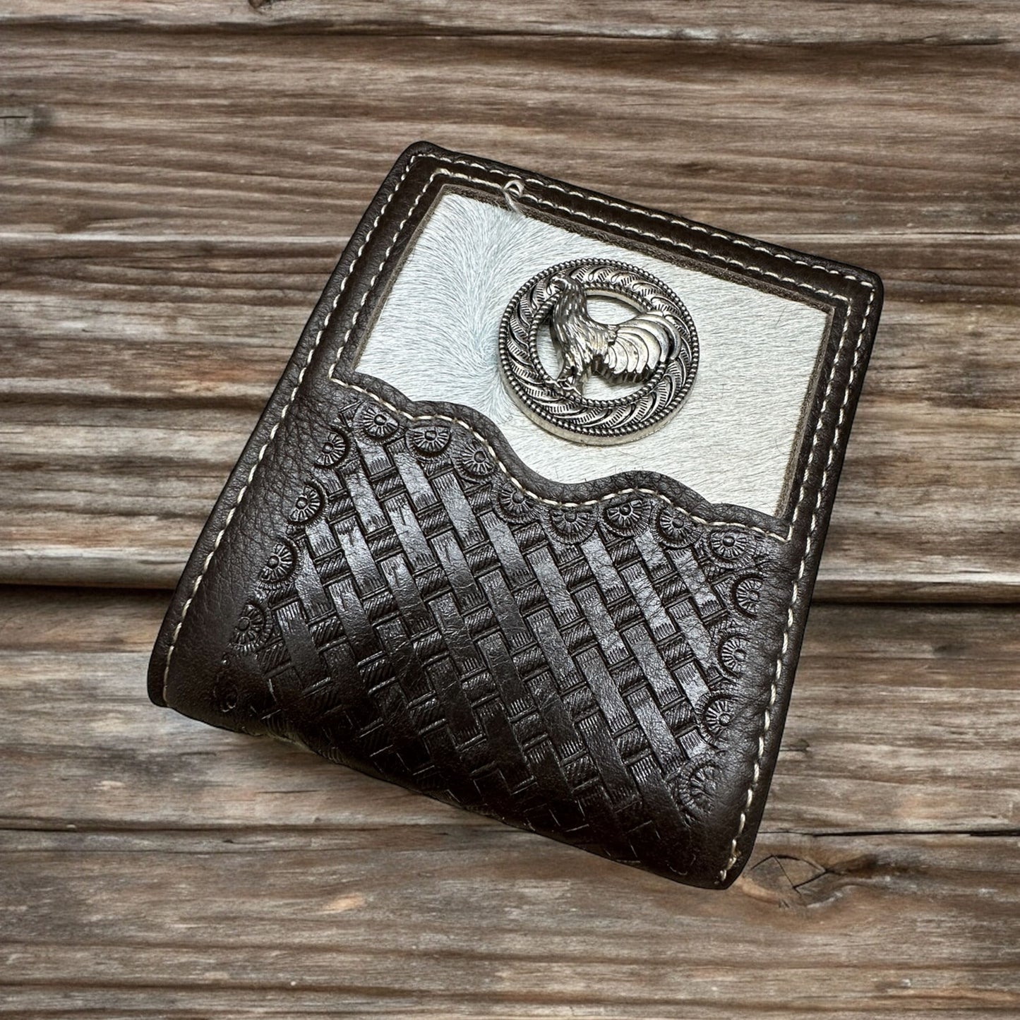 Cartera de cuero con tejido de canasta y gallo concho y pelo de vaca